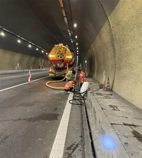 盘县隧道排水渠清淤